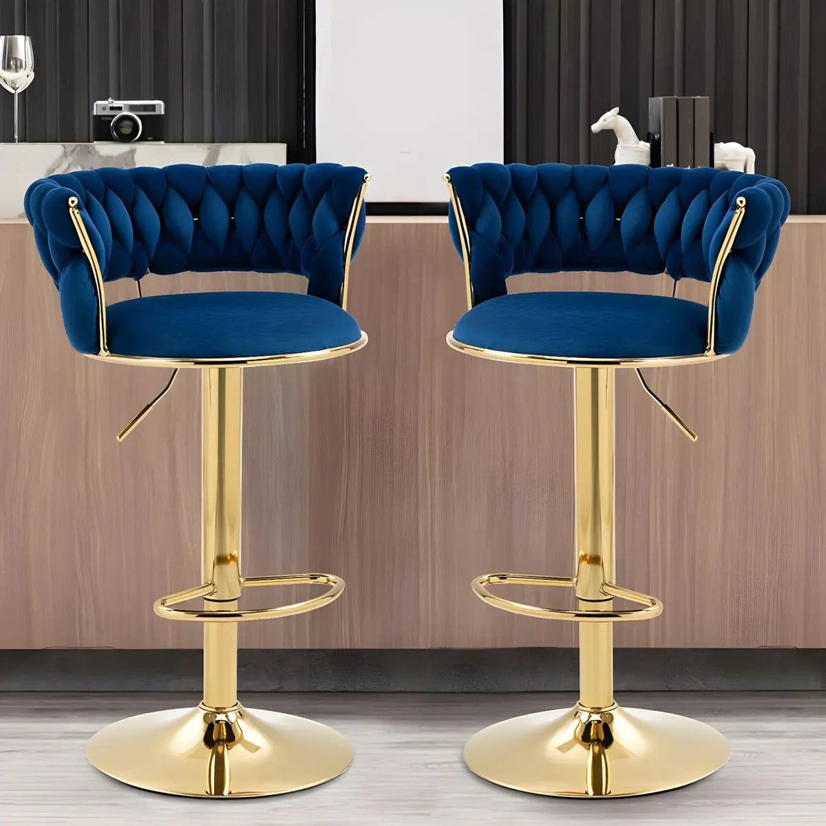 Tabouret de bar réglable pivotant à dossier bas et base dorée
