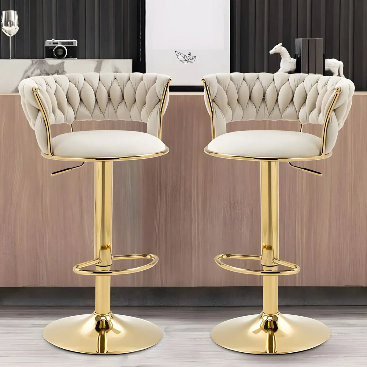 Tabouret de bar réglable pivotant à dossier bas et base dorée