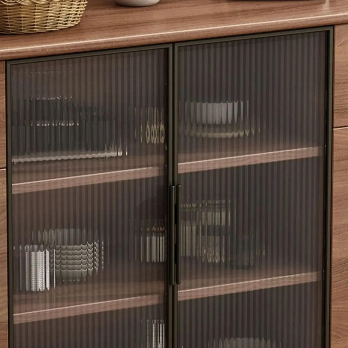 Buffet en bois moderne avec de spacieux placards de rangement