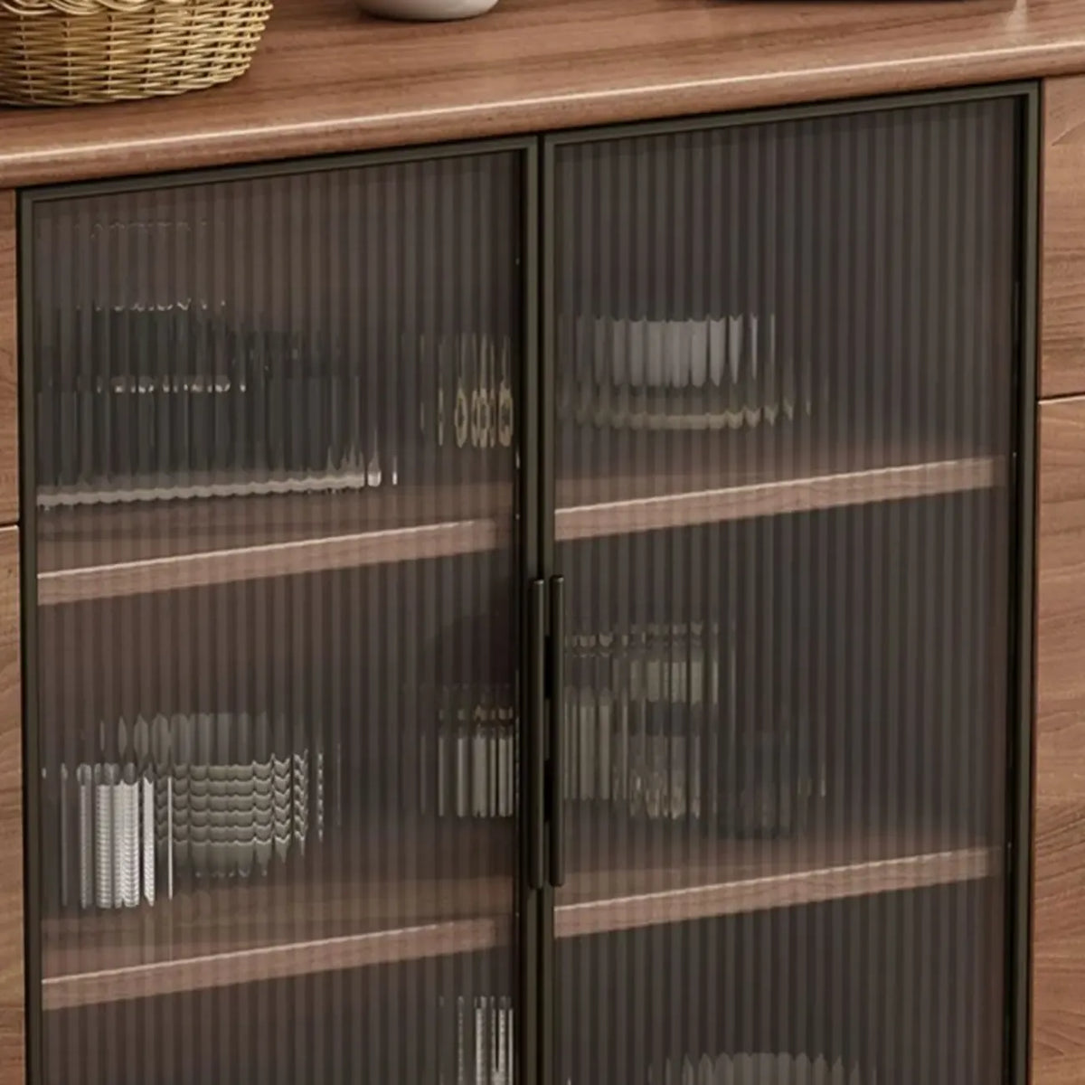 Buffet en bois moderne avec de spacieux placards de rangement