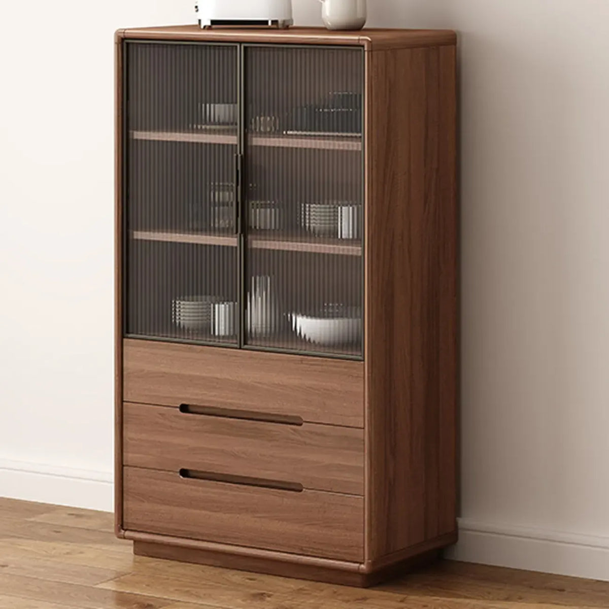 Buffet en bois moderne avec de spacieux placards de rangement
