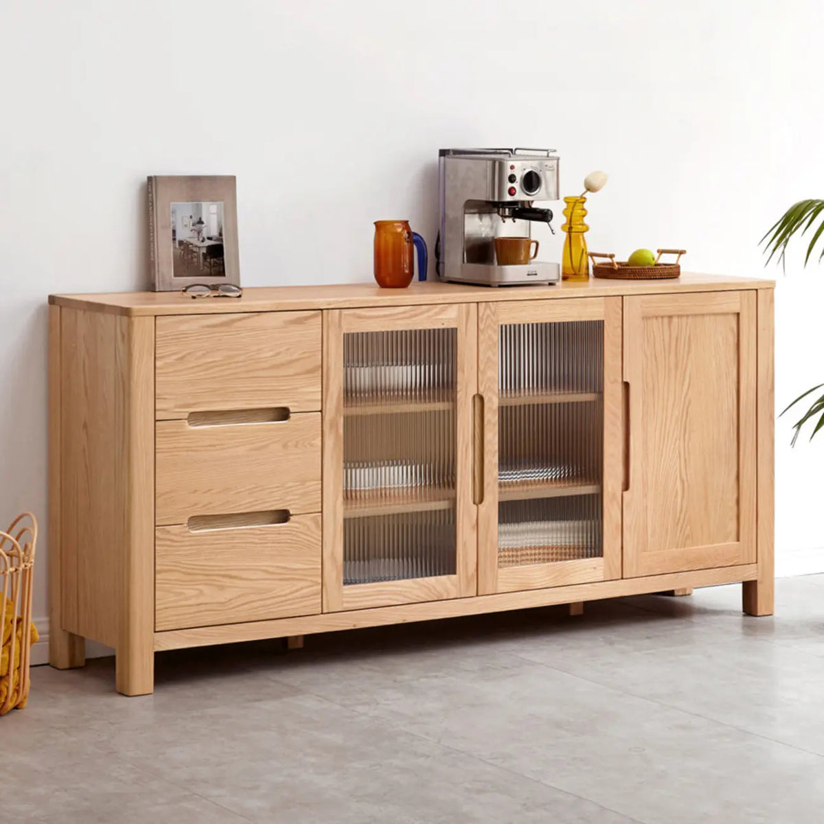 Buffet moderne en bois avec étagères et tiroirs