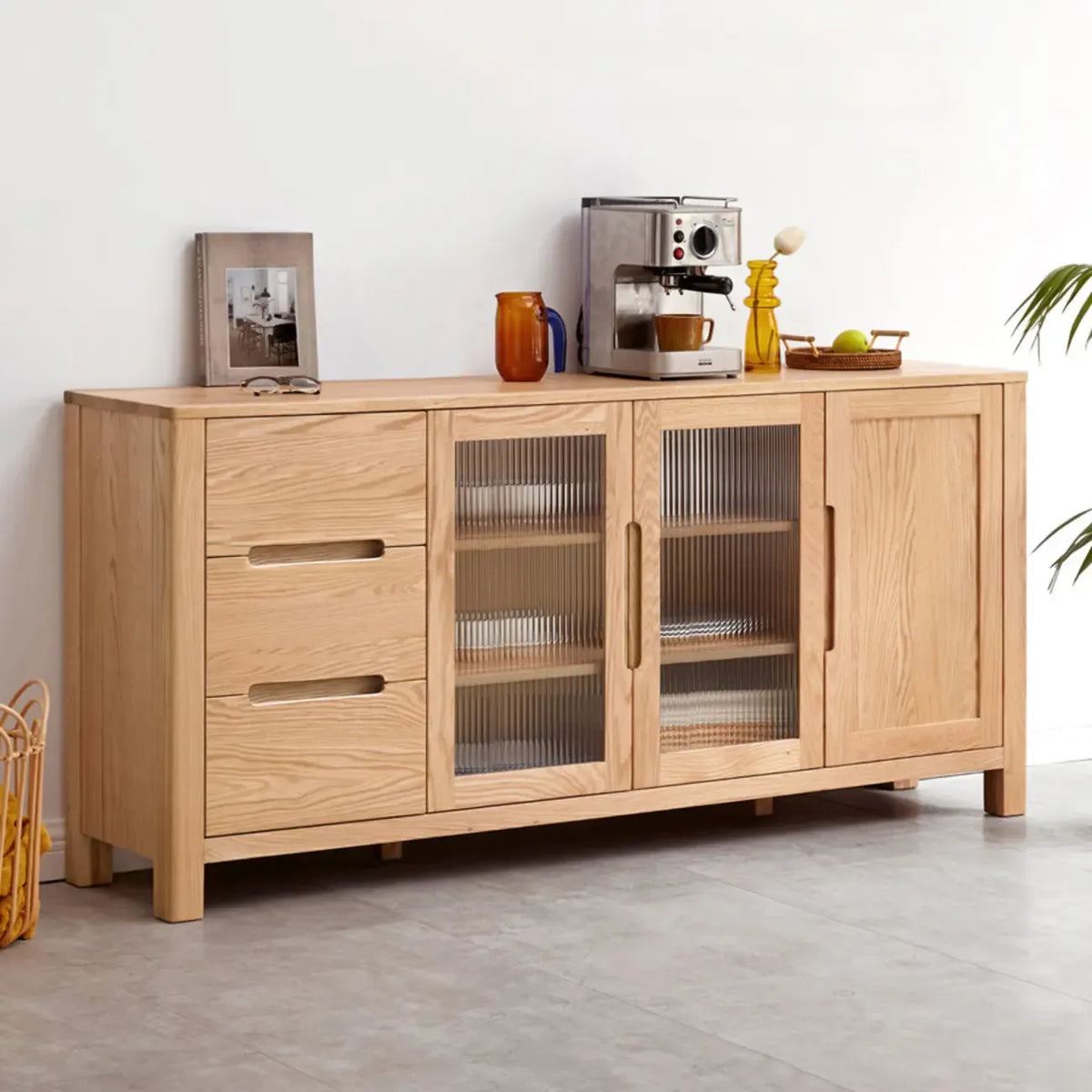 Buffet moderne en bois avec étagères et tiroirs