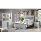 Ensemble de chambre à coucher 5 pièces avec panneau capitonné en bois argenté Seleena Glam et port USB par Furniture of America