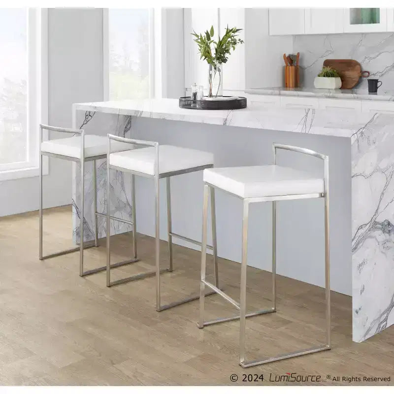 Lot de 3 tabourets de bar à hauteur de comptoir empilables LumiSource Fuji, acier inoxydable/PU blanc