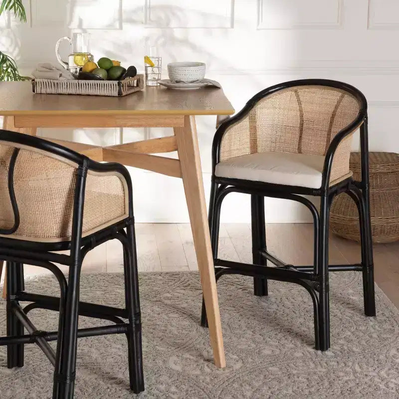 Tabouret de bar bali & pari Miranda en rotin bicolore blanc/marron naturel/noir : revêtement en polyester, aucun assemblage requis