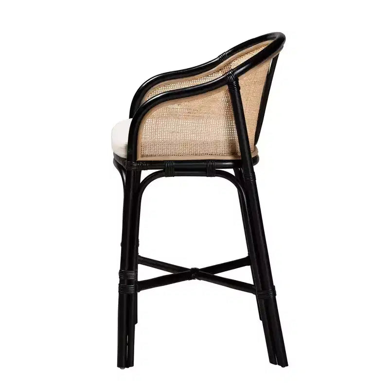 Tabouret de bar bali & pari Miranda en rotin bicolore blanc/marron naturel/noir : revêtement en polyester, aucun assemblage requis