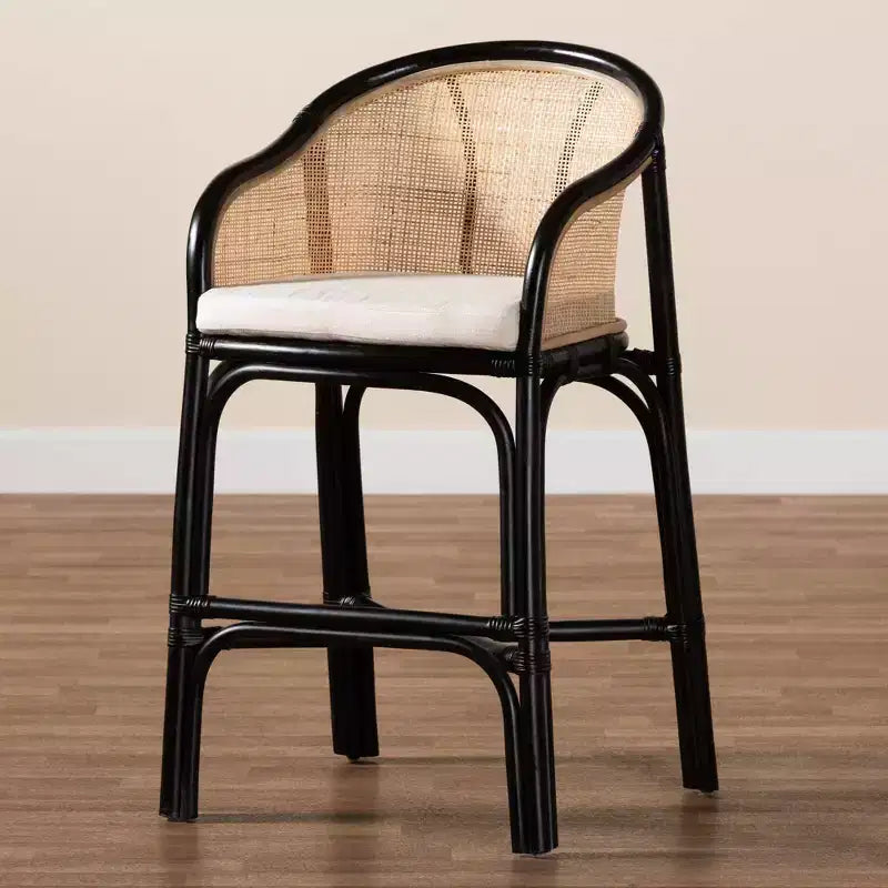 Tabouret de bar bali & pari Miranda en rotin bicolore blanc/marron naturel/noir : revêtement en polyester, aucun assemblage requis