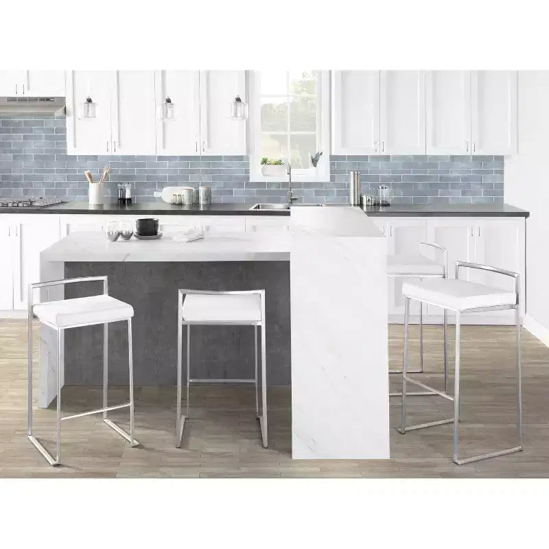 Lot de 3 tabourets de bar empilables LumiSource Fuji, acier inoxydable/velours blanc