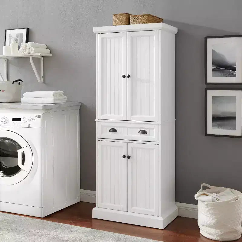 Meuble de rangement blanc Shoreline - Crosley : Étagères réglables, Rangement, Structure en MDF, 4 Portes, 1 Tiroir, 5 Étagères, Meuble de cuisine