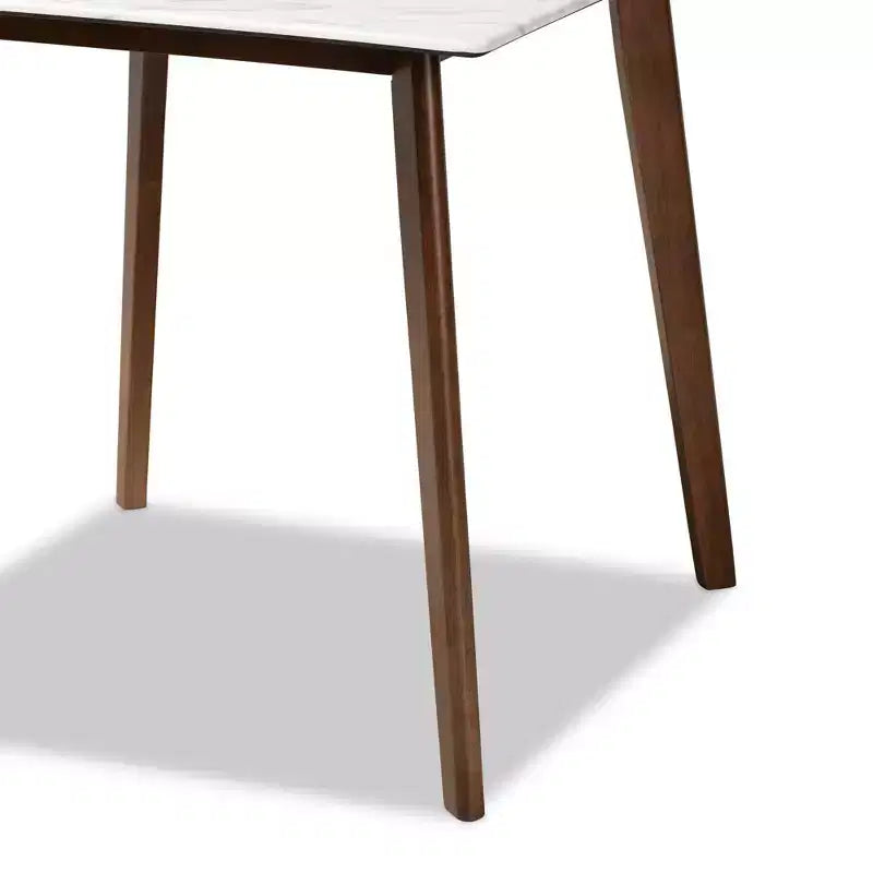 Table à manger Kaylee en bois blanc/marron - Baxton Studio : Plateau en faux marbre, forme carrée, pieds évasés