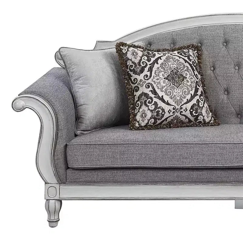 Canapé Florian 88 po en tissu gris et finition blanc antique - Meubles Acme : Revêtement en cuir, cadre en bois, coussin décoratif inclus