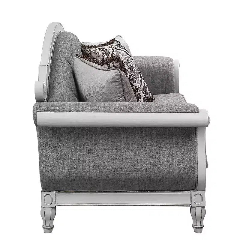 Canapé Florian 88 po en tissu gris et finition blanc antique - Meubles Acme : Revêtement en cuir, cadre en bois, coussin décoratif inclus