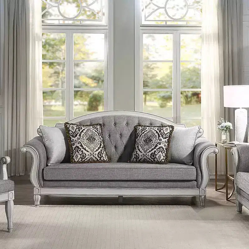 Canapé Florian 88 po en tissu gris et finition blanc antique - Meubles Acme : Revêtement en cuir, cadre en bois, coussin décoratif inclus