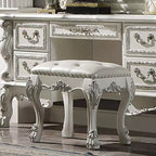 Fauteuil d'appoint Dresden II 20 po en PU/fini blanc cassé - Acme Furniture : esprit romantique, dossier à oreilles couleur champagne, garniture cloutée