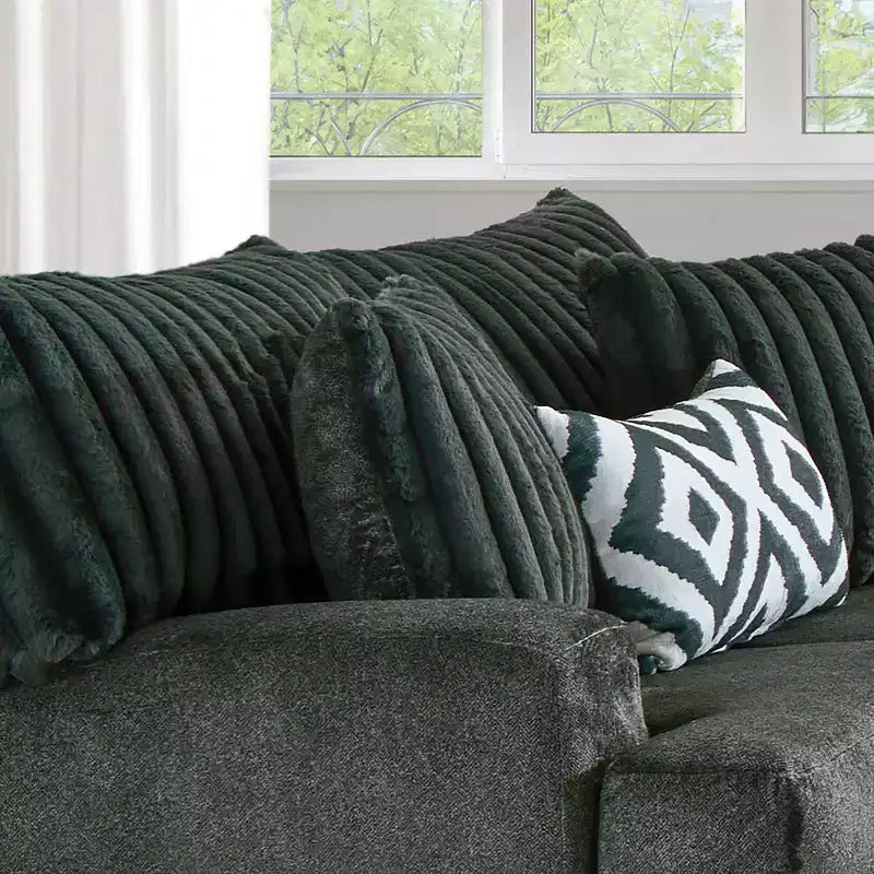 HOMES: Inside + Out Telven Causeuse 72" capitonnée en chenille avec oreillers gris