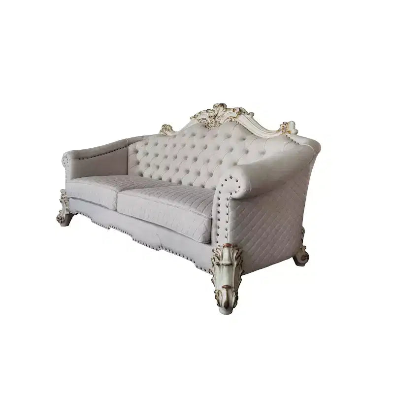 Canapé Vendome II 89 po : Traditionnel, rembourré blanc cassé avec garniture cloutée capitonnée, finition antique, 3 coussins décoratifs