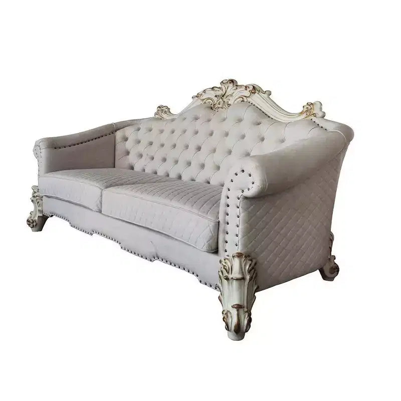 Canapé Vendome II 89 po : Traditionnel, rembourré blanc cassé avec garniture cloutée capitonnée, finition antique, 3 coussins décoratifs