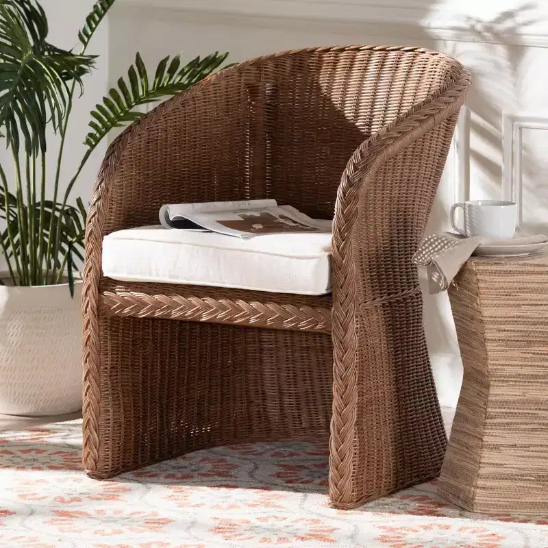 Chaise avec accoudoirs en rotin tressé Peanut Brown bali & pari Memphis
