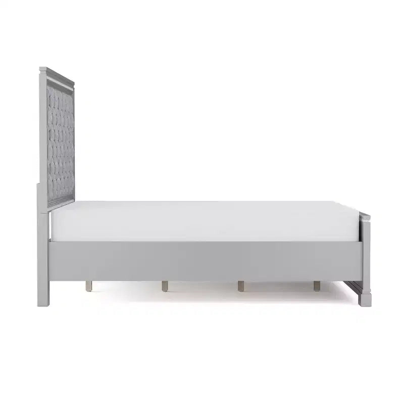Ensemble de lit 3 pièces Queen Tenaya avec 2 tables de chevet Argent/Gris - HOMES: Inside + Out