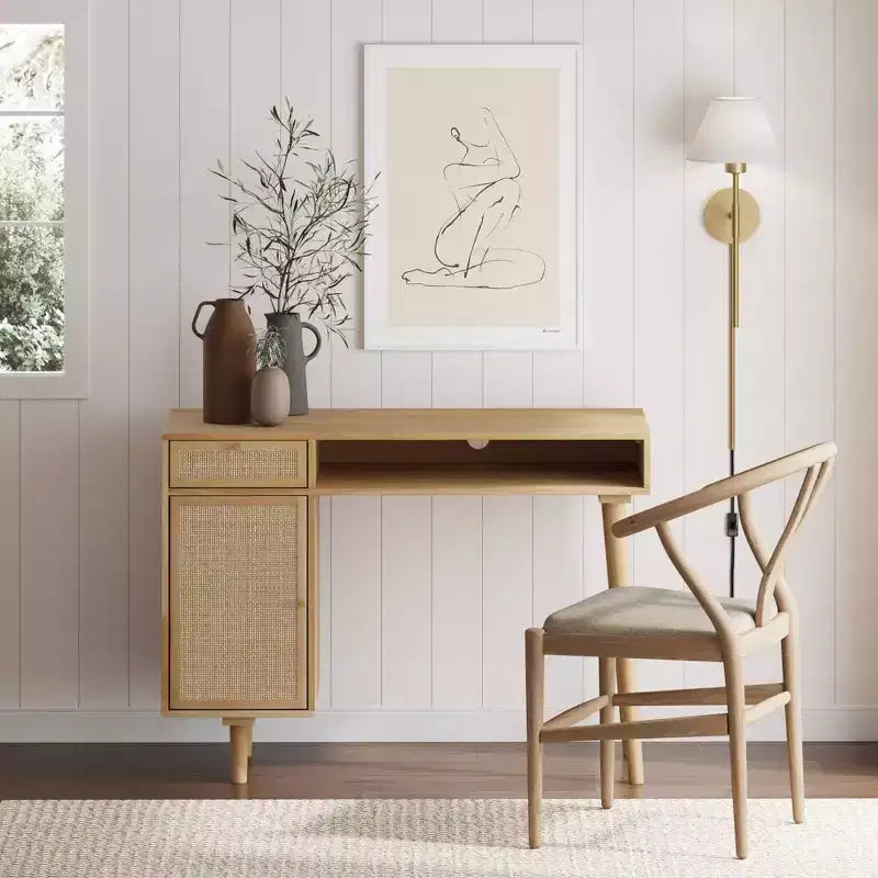 Coiffeuse bohème Nathan James avec rangement en pin chaleureux et rotin : design de ferme moderne, quincaillerie dorée, gestion des câbles