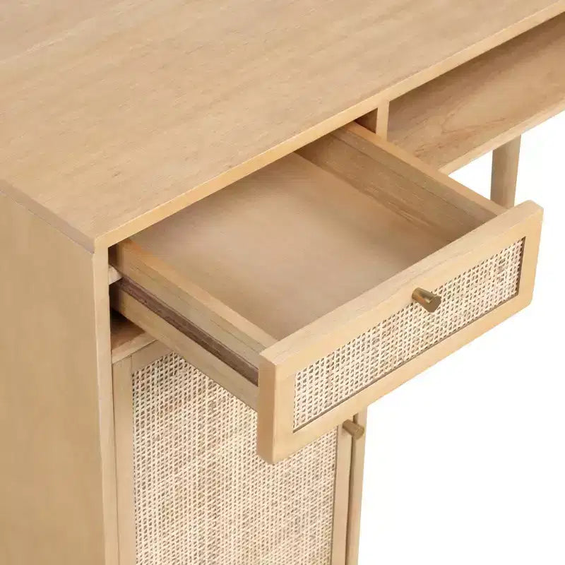 Coiffeuse bohème Nathan James avec rangement en pin chaleureux et rotin : design de ferme moderne, quincaillerie dorée, gestion des câbles