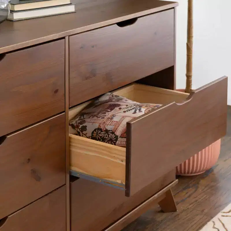 Commode à 6 tiroirs Powell Pensy en bois massif de style moderne Mid-Century, finition noyer : Rangement pour chambre à coucher, cadre en pin, glissières en métal