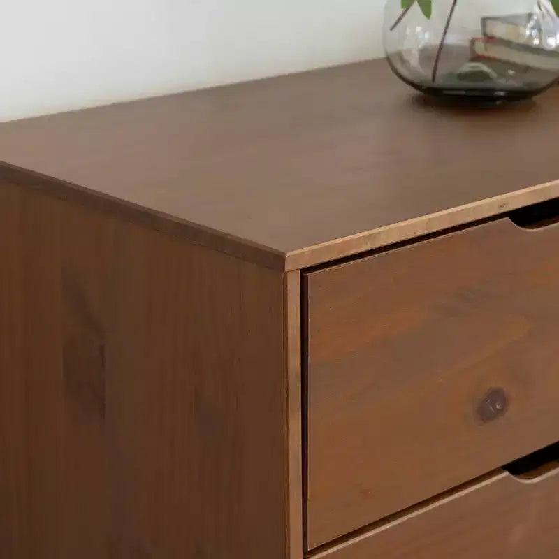 Commode à 6 tiroirs Powell Pensy en bois massif de style moderne Mid-Century, finition noyer : Rangement pour chambre à coucher, cadre en pin, glissières en métal