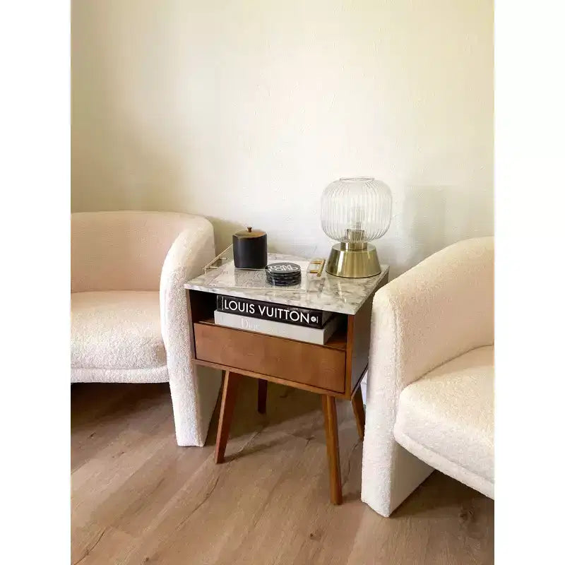 Table de chevet avec tiroir de rangement Nathan James en bois massif et faux marbre de 63,5 cm