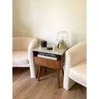 Table de chevet avec tiroir de rangement Nathan James en bois massif et faux marbre de 63,5 cm