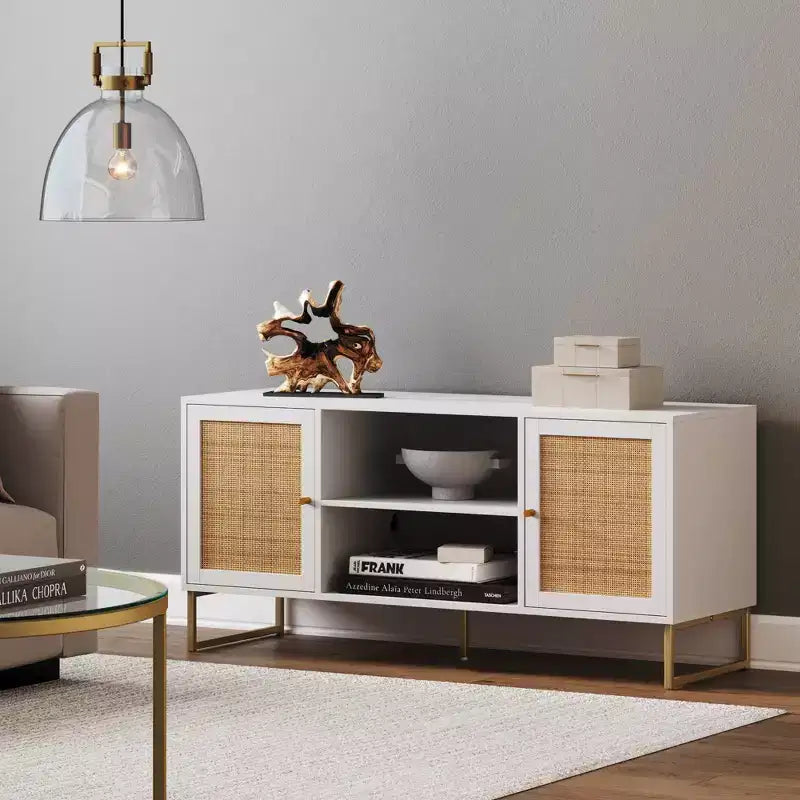 Meuble TV Mina en rotin et bois à 2 portes de 119 cm pour téléviseurs jusqu'à 150 cm Blanc/Doré - Nathan James : Meuble TV Bohème Chic