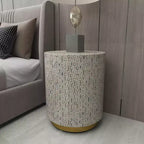 Tabouret contemporain en nacre blanc - Olivia & May : accent rond moderne, cadre en MDF, motif uni, hauteur d'assise de 56,77 cm