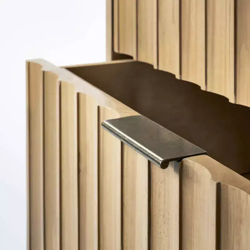 Table d'appoint festonnée en bois Thousand Oaks avec tiroirs en bois naturel - Threshold™ conçue avec Studio McGee