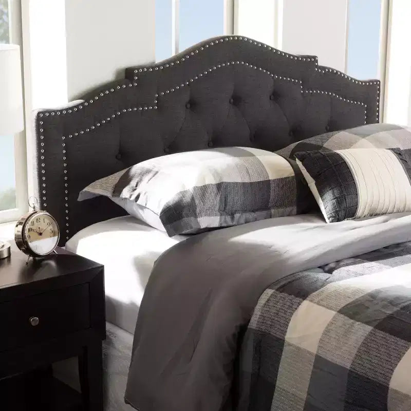 Tête de lit en tissu moderne et contemporain gris foncé Queen Edith - Baxton Studio : Bordure cloutée, hauteur réglable