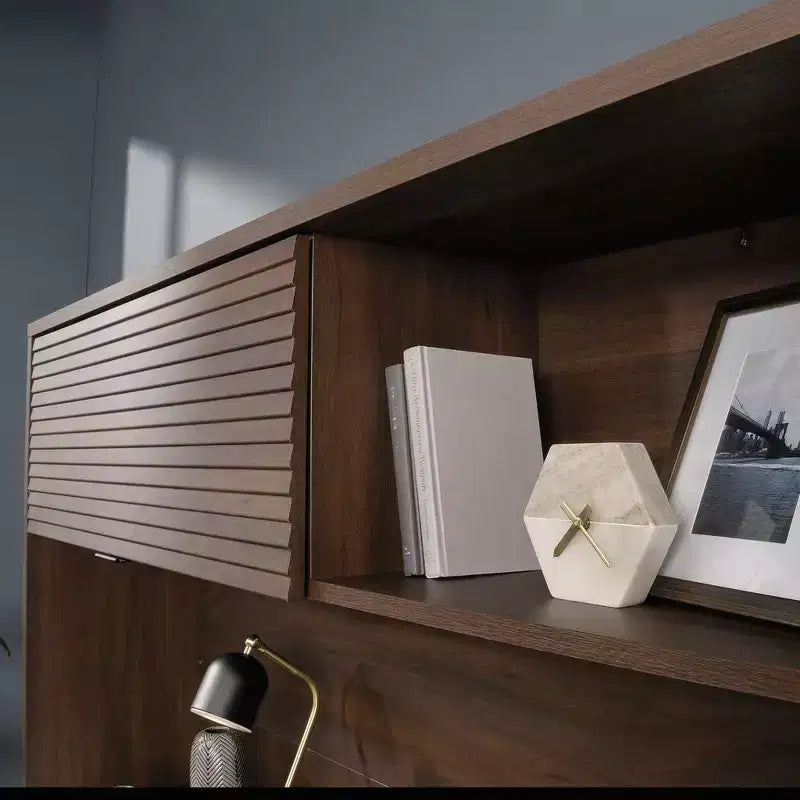 Englewood Hutch Acajou Épicé - Sauder : Dessus de meuble de rangement de bureau moderne, construction en MDF, assemblage requis