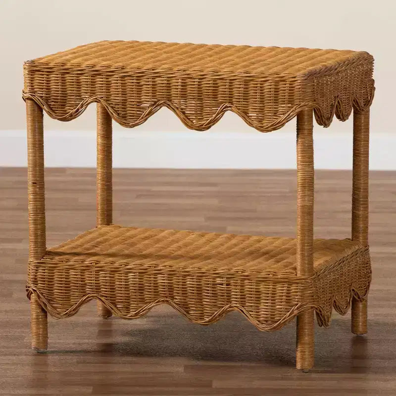bali & pari Oteria Table d'appoint festonnée en rotin Miel clair