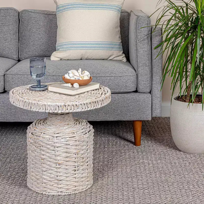 Table d'appoint tissée à la main Storied Home Blanche délavée