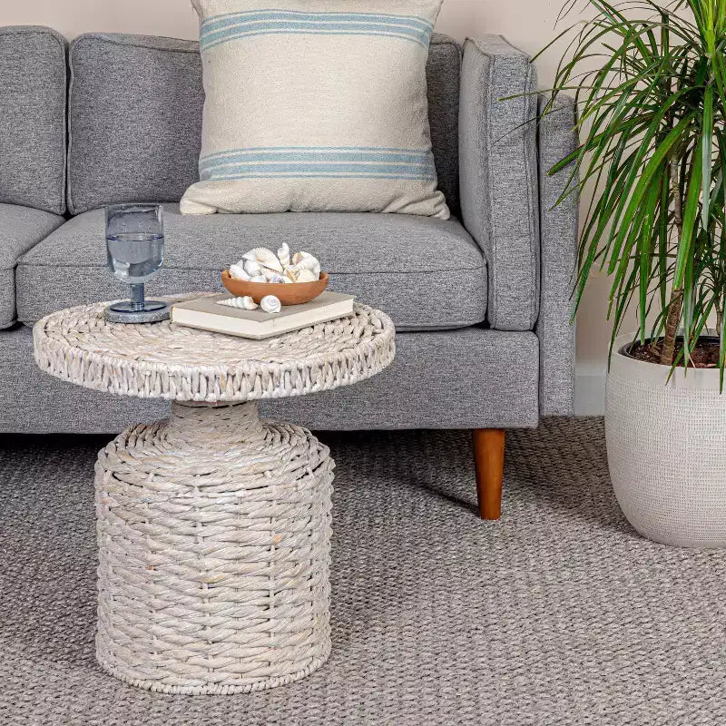 Table d'appoint tissée à la main Storied Home Blanche délavée