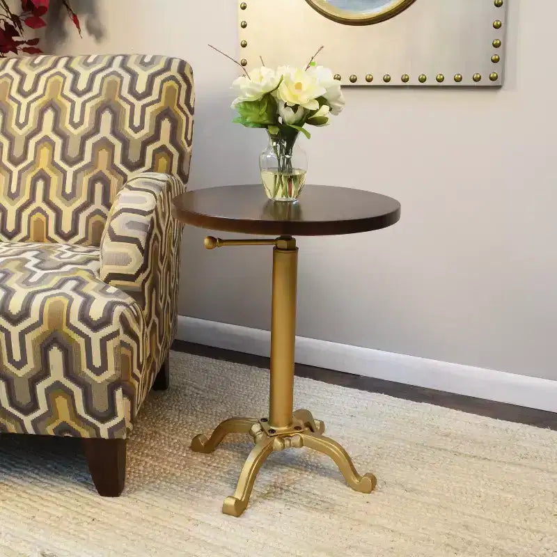 Table d'appoint vintage réglable Miller de Carolina Living, doré : 61 cm de haut, plateau rond en bois de manguier, structure en métal