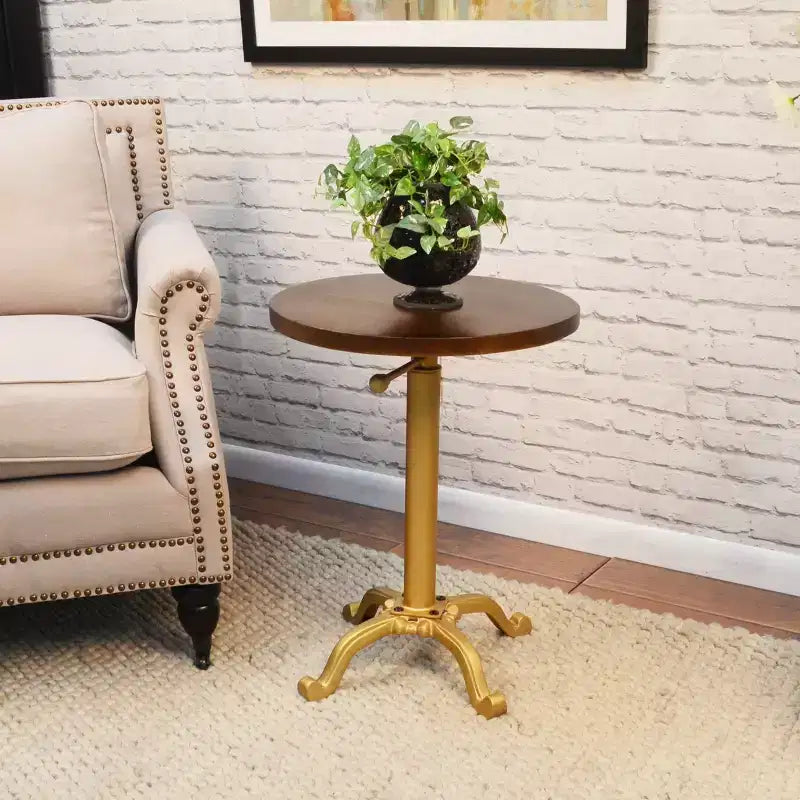 Table d'appoint vintage réglable Miller de Carolina Living, doré : 61 cm de haut, plateau rond en bois de manguier, structure en métal