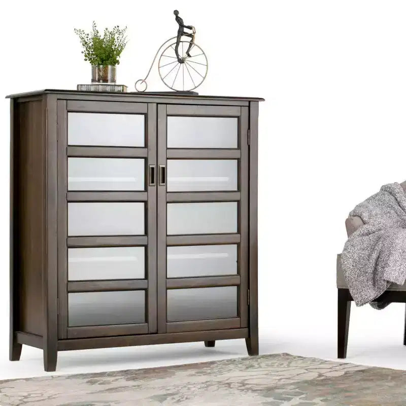 Meuble de rangement moyen 40" Portland marron acajou - WyndenHall : Portes en verre trempé, cadre en pin, 4 étagères réglables