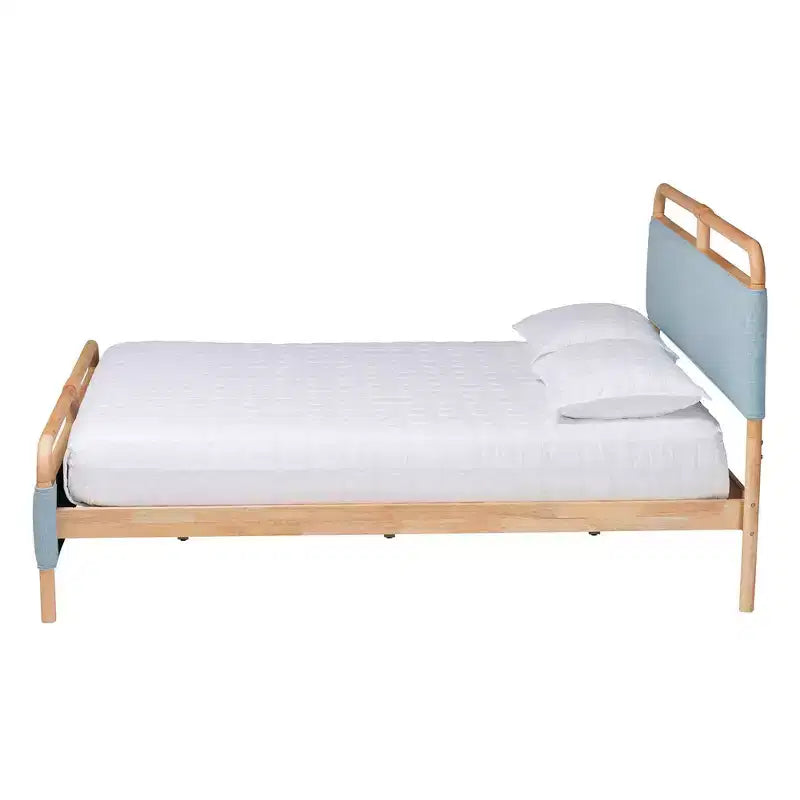 Lit plateforme Mateo Baxton Studio, grand lit, en tissu et bois naturel, bleu clair/naturel