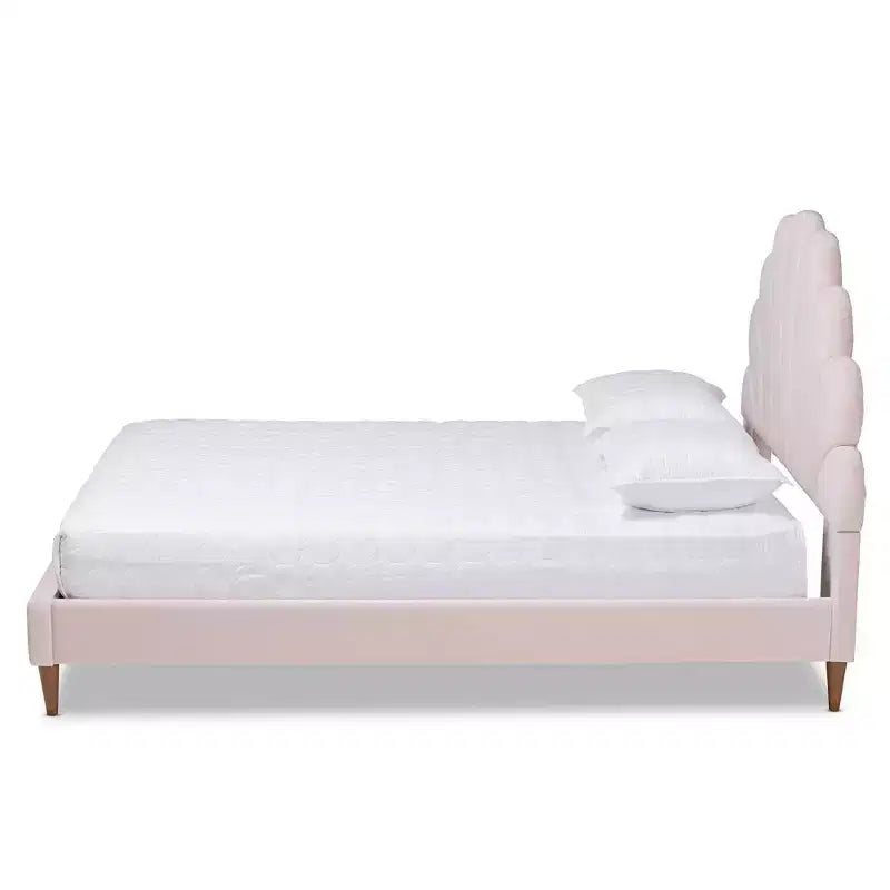 Lit plateforme en forme de coquille Queen Odille Velours rose pâle/noyer - Baxton Studio : Meubles de chambre glamour, capitonné en canaux