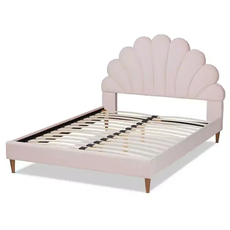 Lit plateforme en forme de coquille Queen Odille Velours rose pâle/noyer - Baxton Studio : Meubles de chambre glamour, capitonné en canaux