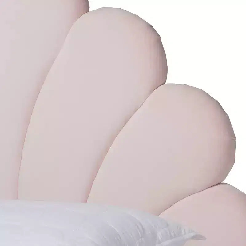 Lit plateforme en forme de coquille Queen Odille Velours rose pâle/noyer - Baxton Studio : Meubles de chambre glamour, capitonné en canaux