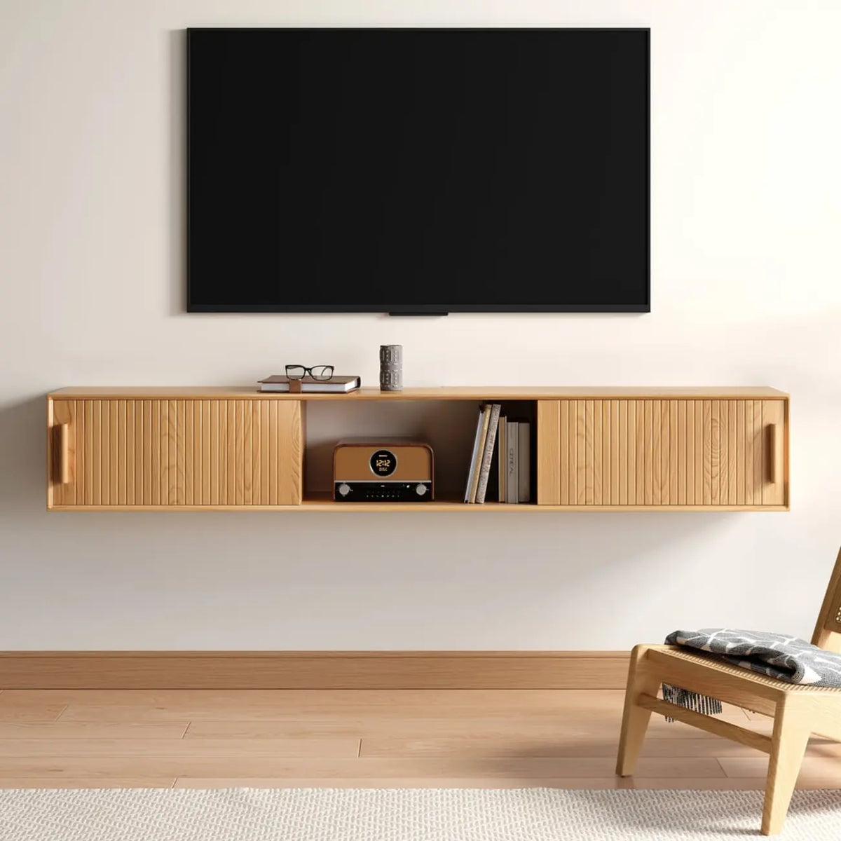 Meuble TV cannelé flottant en bois naturel avec rangement