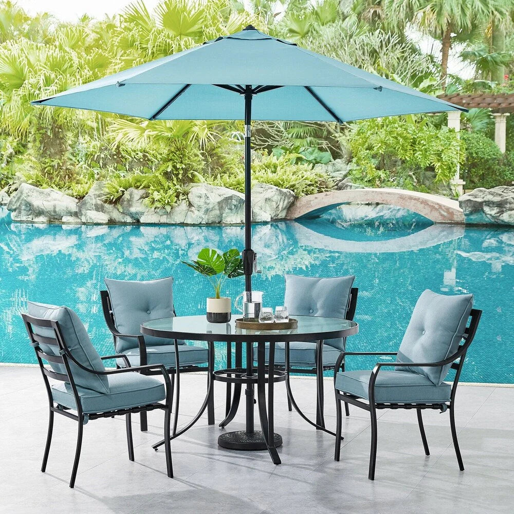 Ensemble de salle à manger Hanover Lavallette 5 pièces bleu océan avec 4 chaises fixes, une table ronde en verre de 52 pouces, un parasol et une base