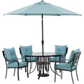 Ensemble de salle à manger Hanover Lavallette 5 pièces bleu océan avec 4 chaises fixes, une table ronde en verre de 52 pouces, un parasol et une base