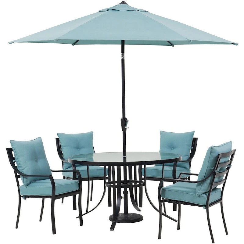 Ensemble de salle à manger Hanover Lavallette 5 pièces bleu océan avec 4 chaises fixes, une table ronde en verre de 52 pouces, un parasol et une base
