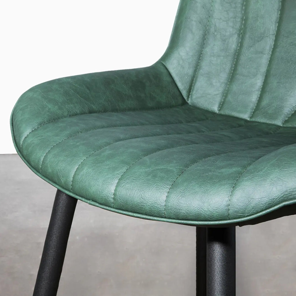 Chaise de salle à manger simple en cuir rembourré avec dossier solide et pieds en métal